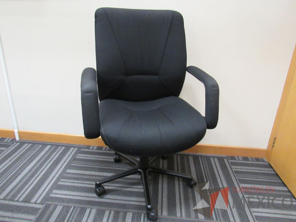 Lote 049 - Silla operativa con ruedas, descansabrazos, asiento y respaldo en tela color negro