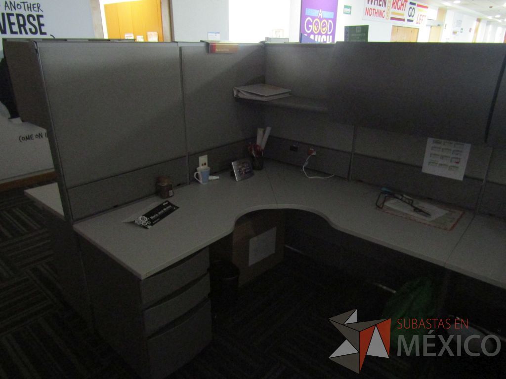 Lote 064 - Estación de trabajo para 8 personas de mampara alta con 8 gavetas - Imagen 9