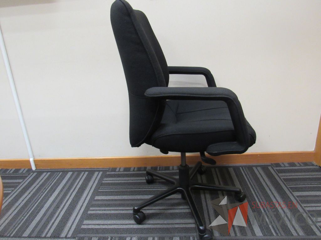 Lote 049 - Silla operativa con ruedas, descansabrazos, asiento y respaldo en tela color negro - Imagen 4
