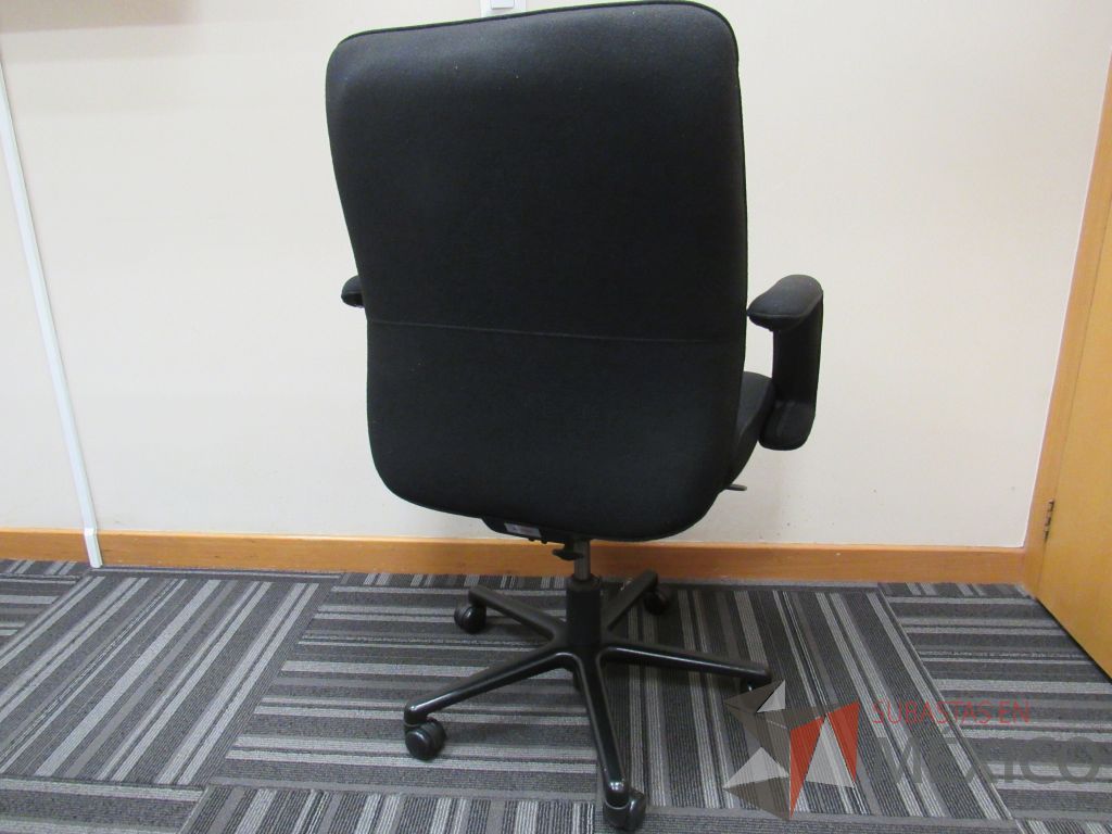 Lote 049 - Silla operativa con ruedas, descansabrazos, asiento y respaldo en tela color negro - Imagen 5