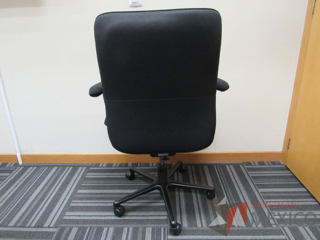 Lote 049 - Silla operativa con ruedas, descansabrazos, asiento y respaldo en tela color negro - Imagen 6