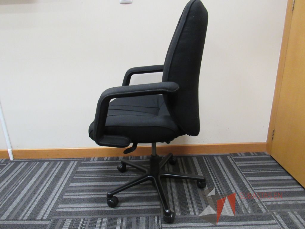 Lote 049 - Silla operativa con ruedas, descansabrazos, asiento y respaldo en tela color negro - Imagen 2