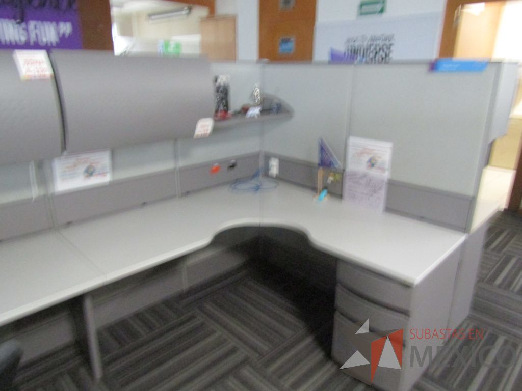 Lote 064 - Estación de trabajo para 8 personas de mampara alta con 8 gavetas - Imagen 16