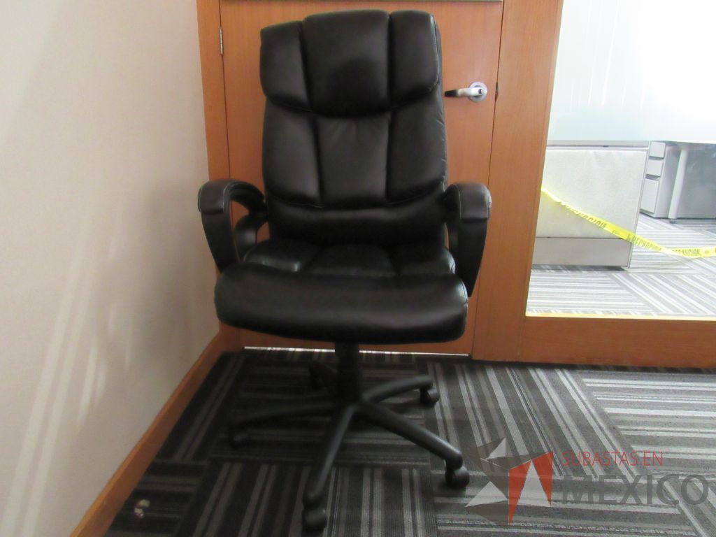 Lote 051 - 2 Sillas operativas con ruedas,descansabrazos, asiento y respaldo tipo piel color negro