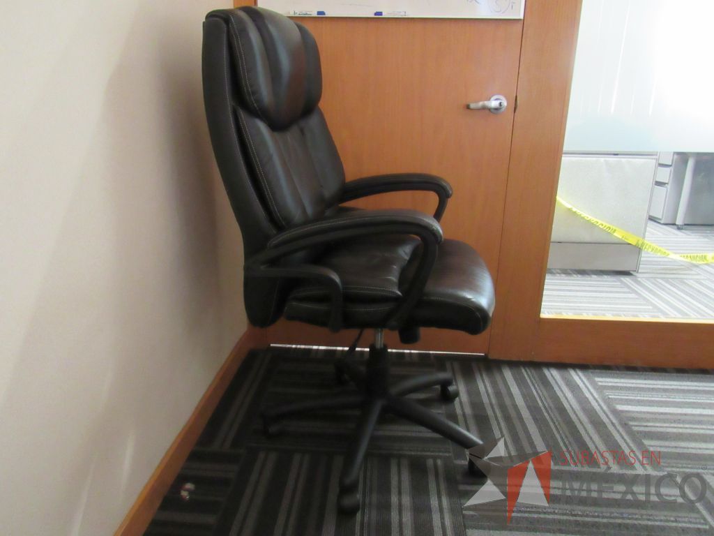 Lote 051 - 2 Sillas operativas con ruedas,descansabrazos, asiento y respaldo tipo piel color negro - Imagen 2
