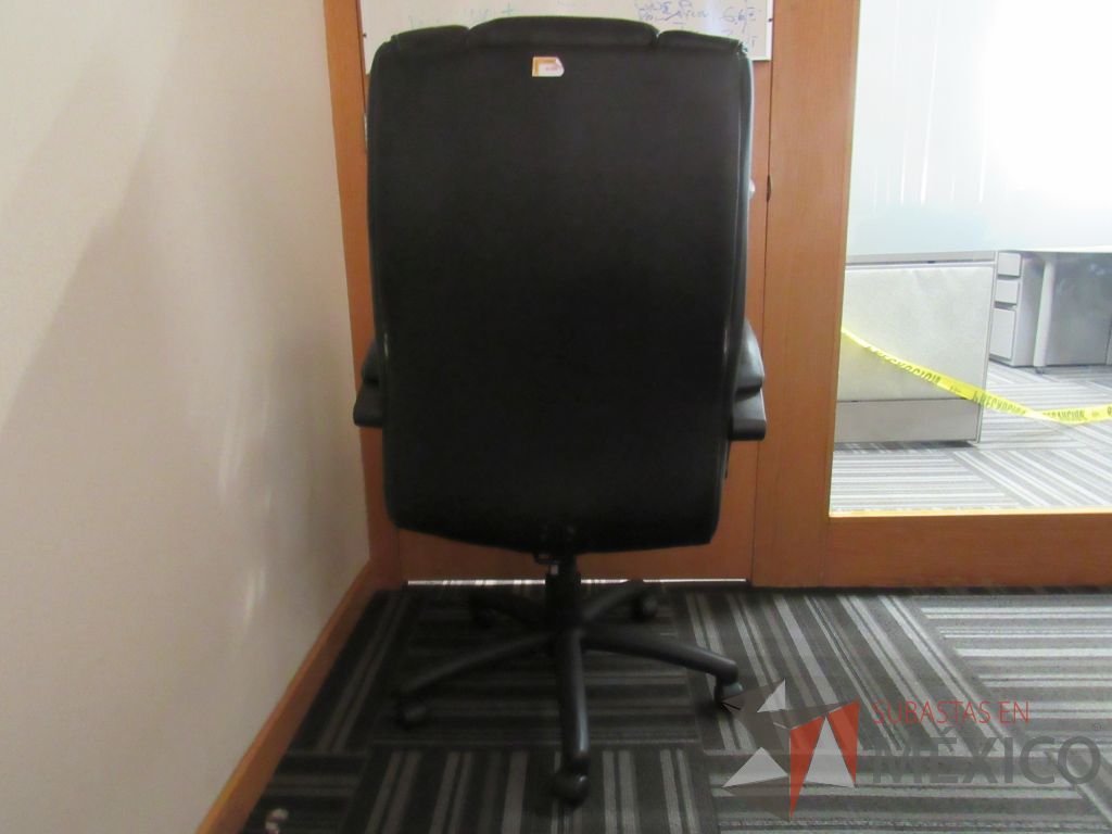 Lote 051 - 2 Sillas operativas con ruedas,descansabrazos, asiento y respaldo tipo piel color negro - Imagen 3