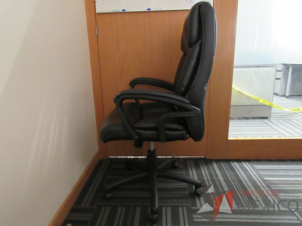 Lote 051 - 2 Sillas operativas con ruedas,descansabrazos, asiento y respaldo tipo piel color negro - Imagen 4