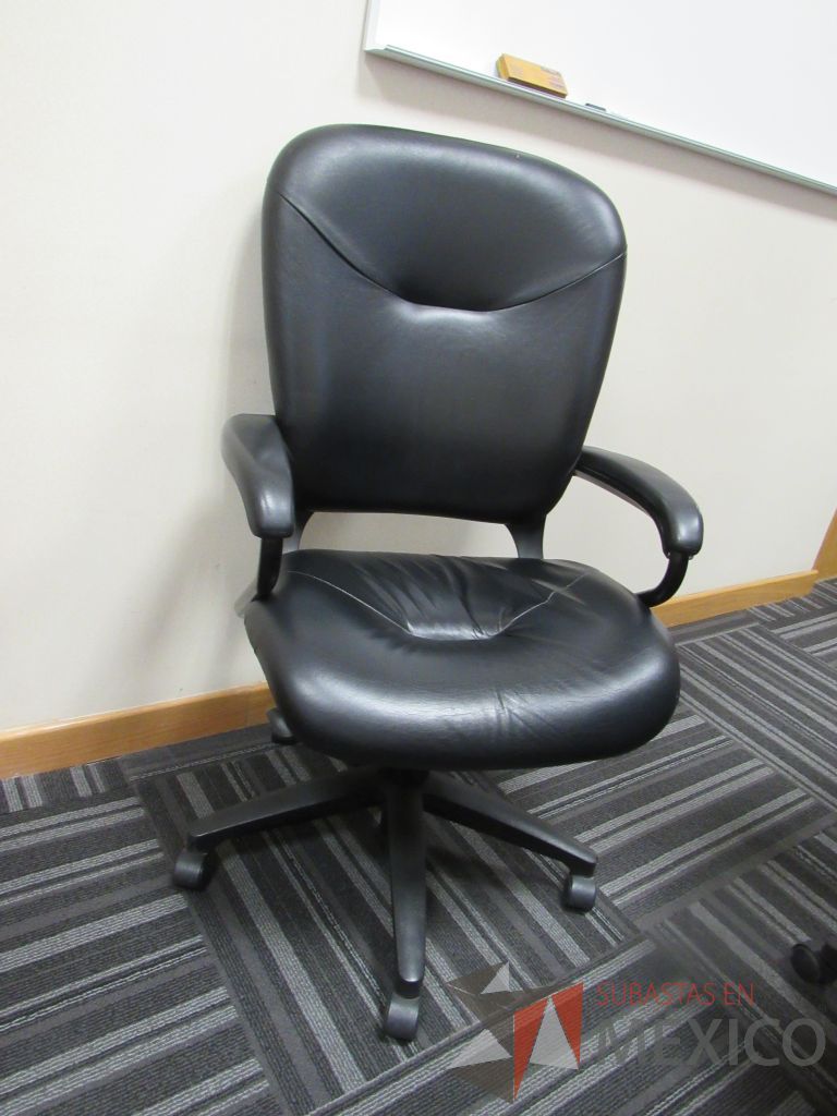Lote 053 - 3 Sillas operativas con ruedas, descansabrazos, asiento y respaldo tipo piel color negro