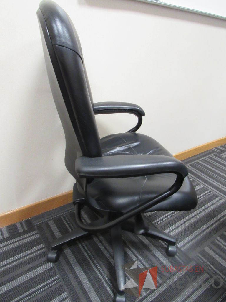 Lote 053 - 3 Sillas operativas con ruedas, descansabrazos, asiento y respaldo tipo piel color negro - Imagen 2