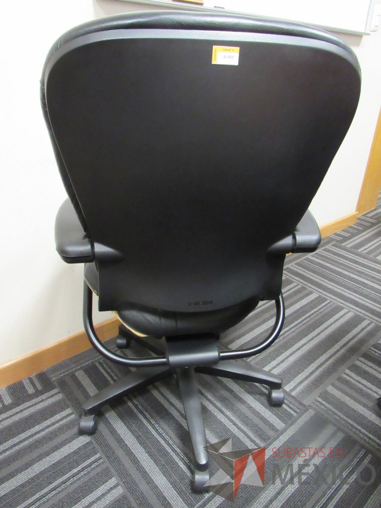 Lote 053 - 3 Sillas operativas con ruedas, descansabrazos, asiento y respaldo tipo piel color negro - Imagen 3