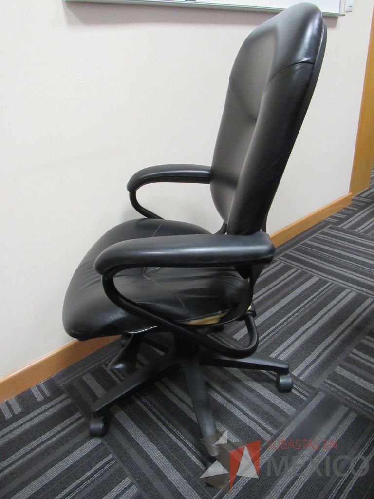 Lote 053 - 3 Sillas operativas con ruedas, descansabrazos, asiento y respaldo tipo piel color negro - Imagen 4