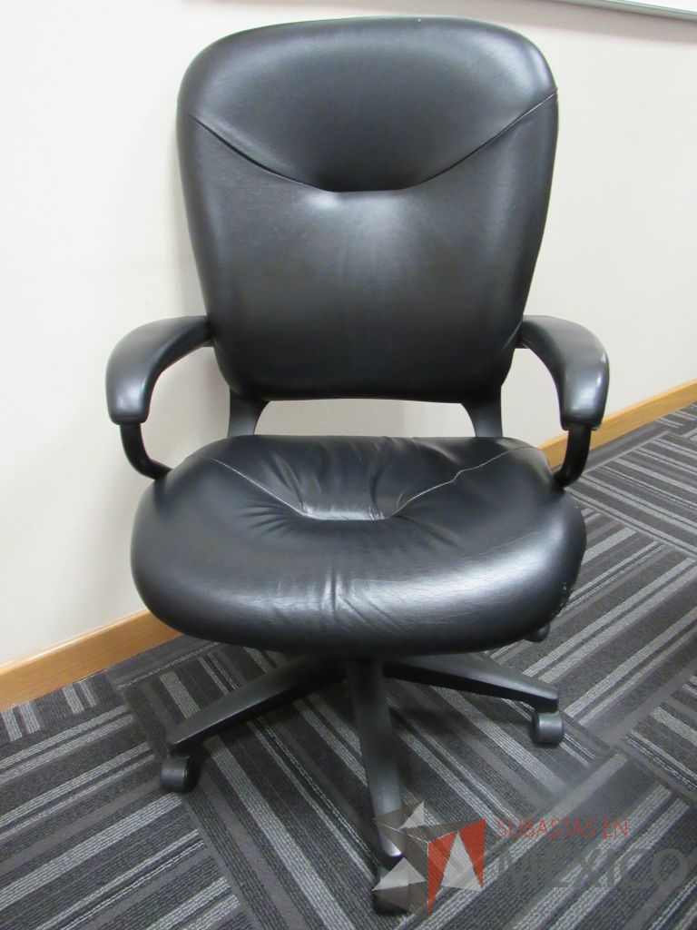 Lote 053 - 3 Sillas operativas con ruedas, descansabrazos, asiento y respaldo tipo piel color negro - Imagen 5