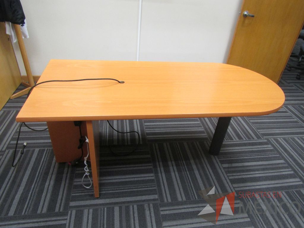 Lote 070 - Mesa de trabajo en forma de bala con base metálica y cubierta color madera - Imagen 2