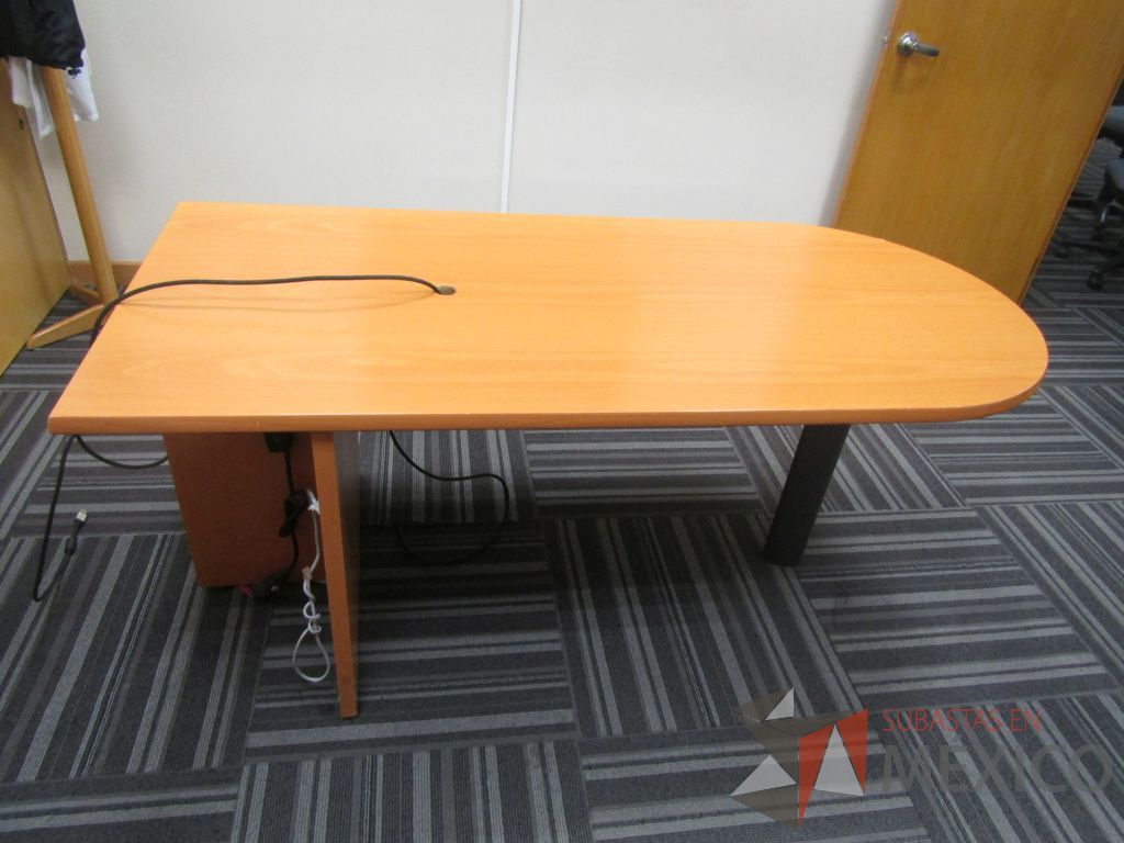 Lote 070 - Mesa de trabajo en forma de bala con base metálica y cubierta color madera - Imagen 3