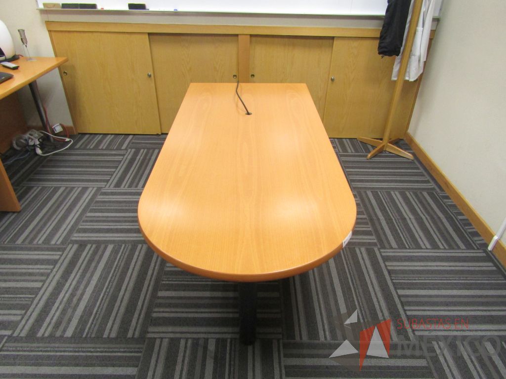 Lote 070 - Mesa de trabajo en forma de bala con base metálica y cubierta color madera - Imagen 4