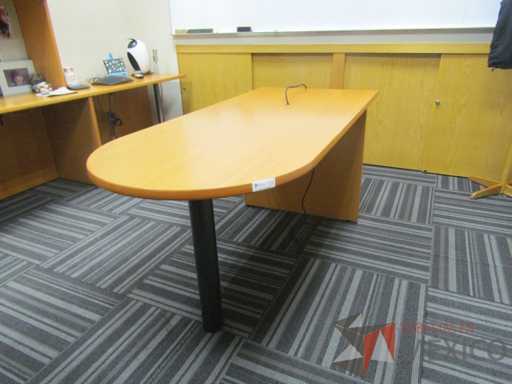 Lote 070 - Mesa de trabajo en forma de bala con base metálica y cubierta color madera