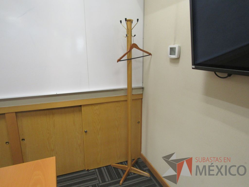 Lote 070 - Mesa de trabajo en forma de bala con base metálica y cubierta color madera - Imagen 5
