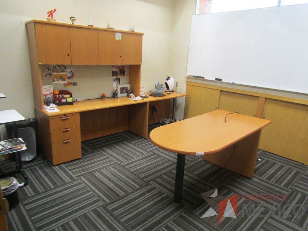 Lote 070 - Mesa de trabajo en forma de bala con base metálica y cubierta color madera - Imagen 6