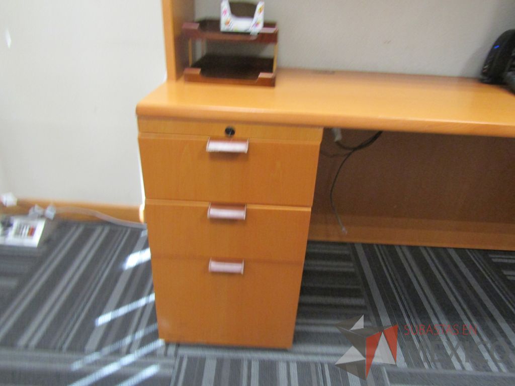 Lote 072 - Escritorio con 3 cajones y gabinete superior de 4 puertas color madera - Imagen 5