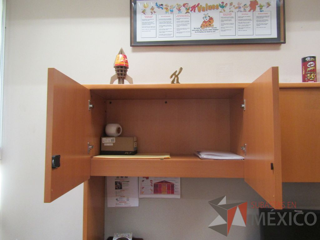 Lote 072 - Escritorio con 3 cajones y gabinete superior de 4 puertas color madera - Imagen 7