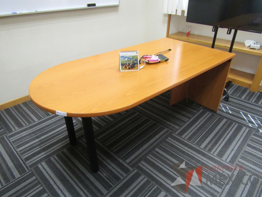 Lote 074 - Mesa de trabajo en forma de bala con base metálica y cubierta color madera - Imagen 2