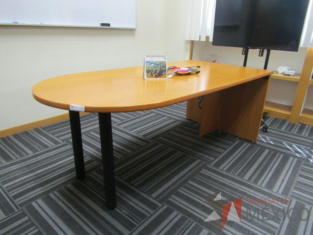 Lote 074 - Mesa de trabajo en forma de bala con base metálica y cubierta color madera - Imagen 3