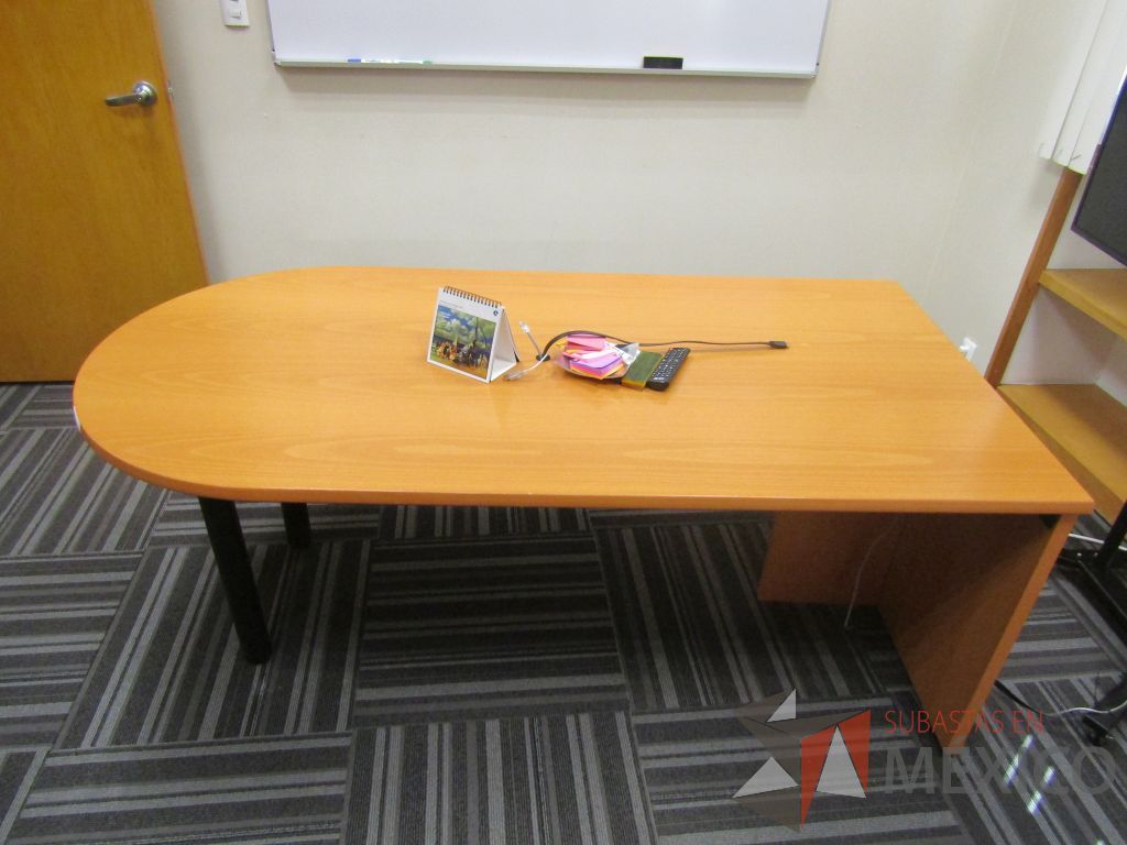 Lote 074 - Mesa de trabajo en forma de bala con base metálica y cubierta color madera - Imagen 4