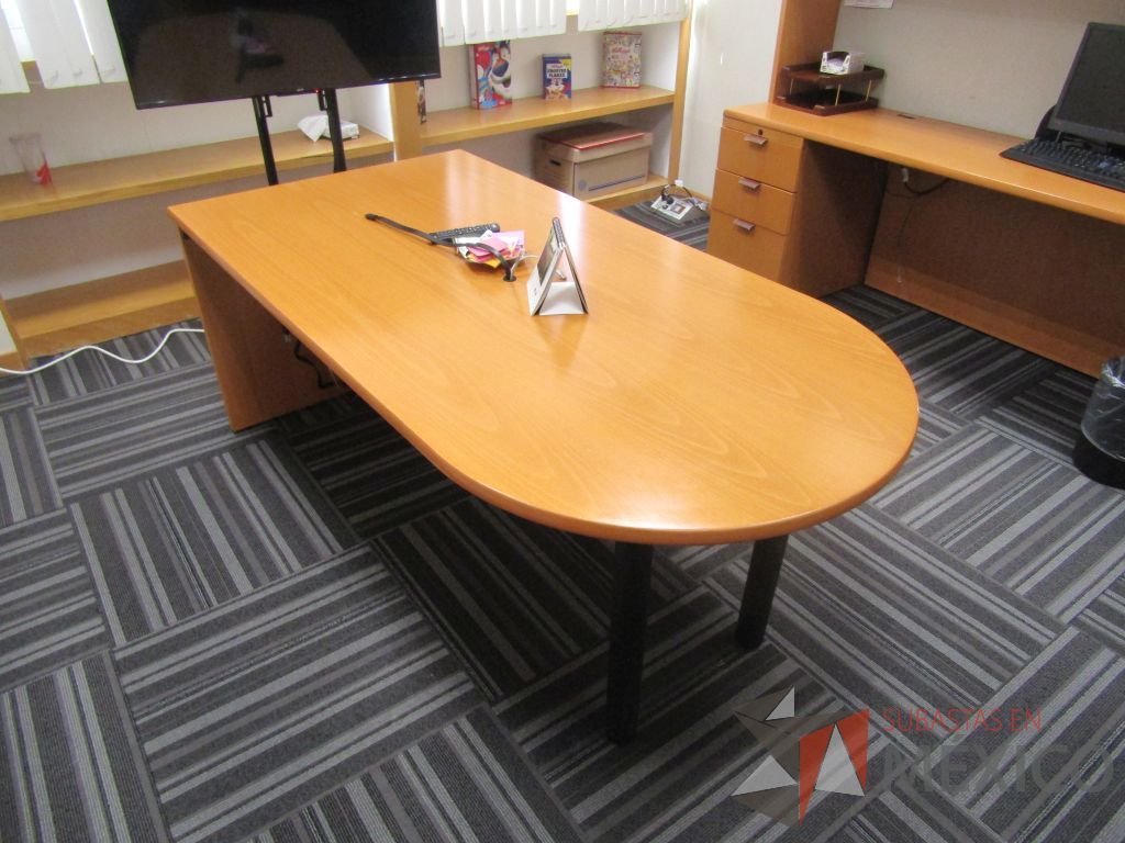 Lote 074 - Mesa de trabajo en forma de bala con base metálica y cubierta color madera