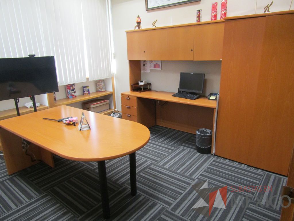 Lote 074 - Mesa de trabajo en forma de bala con base metálica y cubierta color madera - Imagen 5