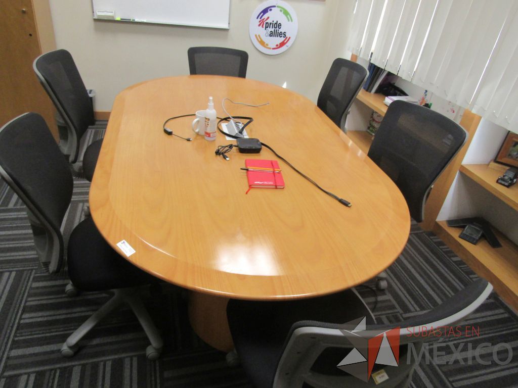 Lote 078 - Mesa de sala de juntas para 6 personas color madera