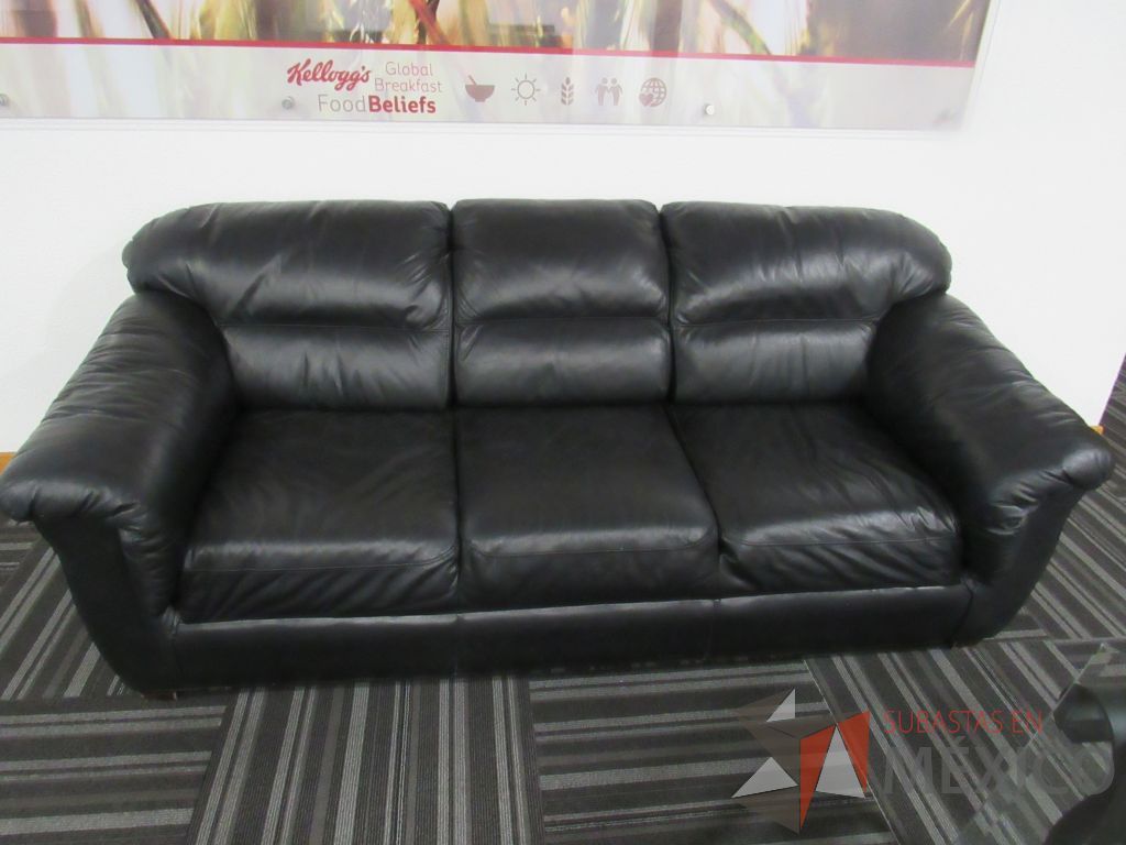 Lote 001 - Sillón de 3 plazas con asiento y respaldo tipo piel color negro