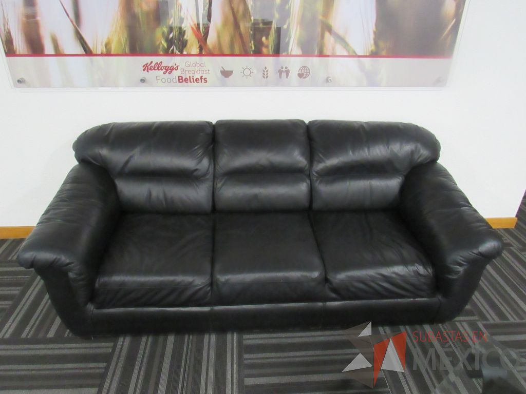 Lote 001 - Sillón de 3 plazas con asiento y respaldo tipo piel color negro - Imagen 2