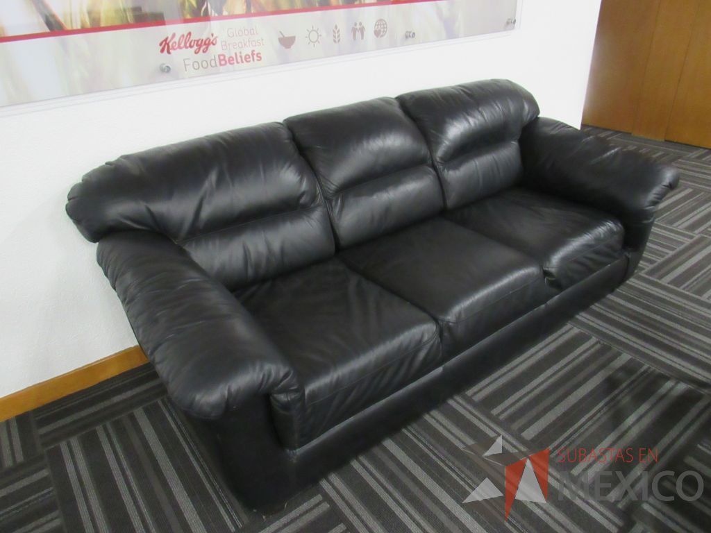 Lote 001 - Sillón de 3 plazas con asiento y respaldo tipo piel color negro - Imagen 3