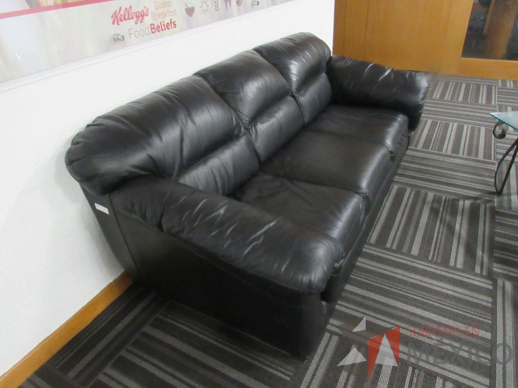 Lote 001 - Sillón de 3 plazas con asiento y respaldo tipo piel color negro - Imagen 4