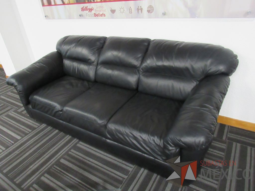 Lote 001 - Sillón de 3 plazas con asiento y respaldo tipo piel color negro - Imagen 5