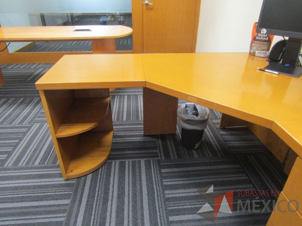 Lote 090 - Escritorio en escuadra con 5 cajones y gabinete superior de 4 puertas color madera - Imagen 8