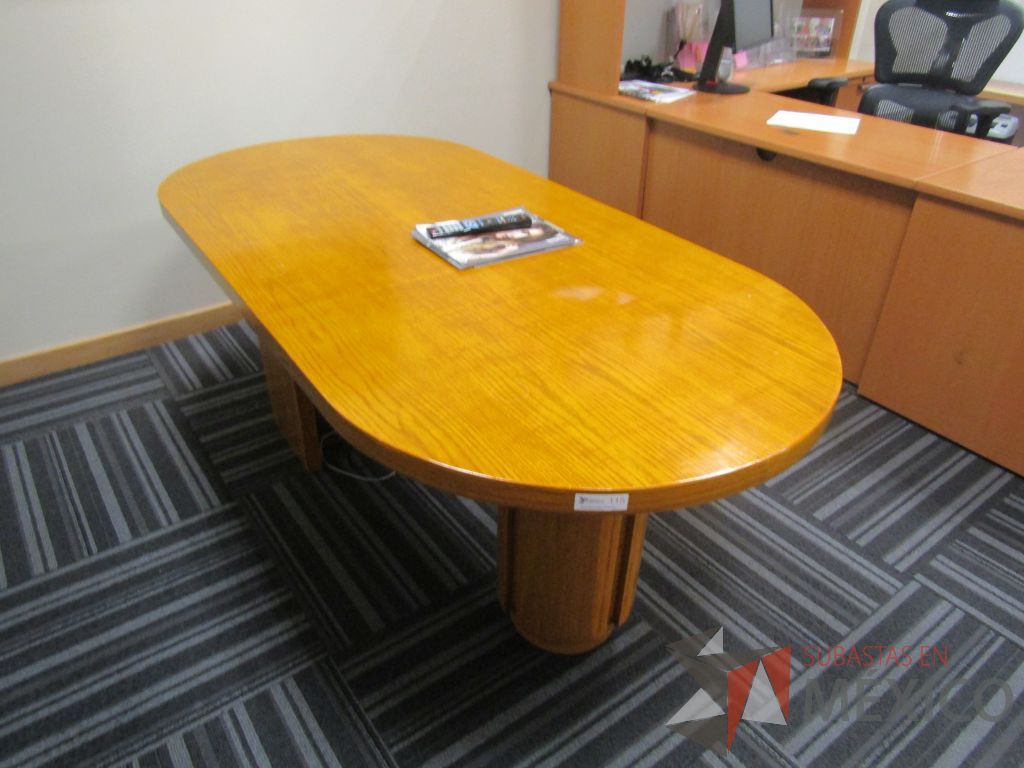 Lote 092 - Mesa de sala de juntas para 4 personas con base y cubierta color madera