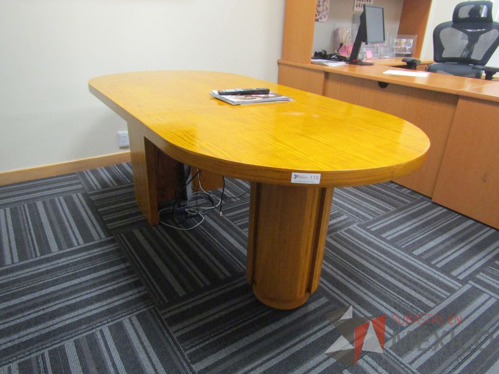 Lote 092 - Mesa de sala de juntas para 4 personas con base y cubierta color madera - Imagen 2