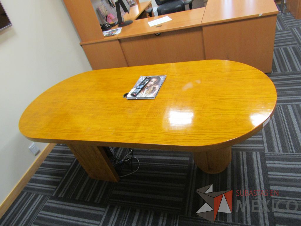 Lote 092 - Mesa de sala de juntas para 4 personas con base y cubierta color madera - Imagen 3