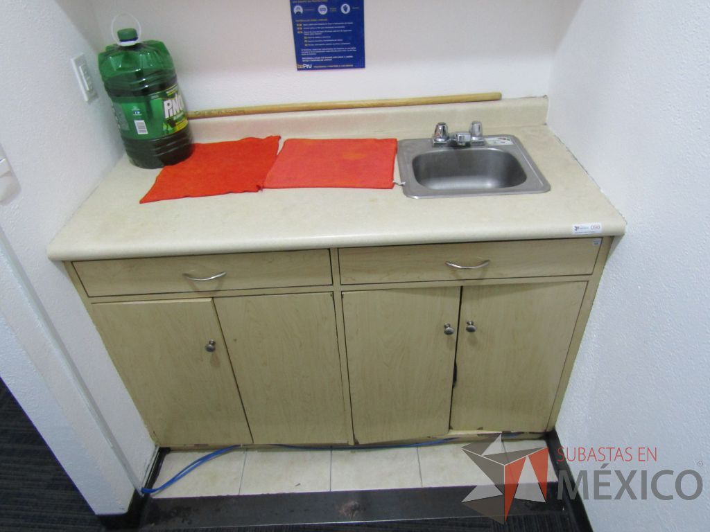 Lote 130 - Mueble con tarja, 4 puertas y 2 cajones. Alacena con 4 puertas