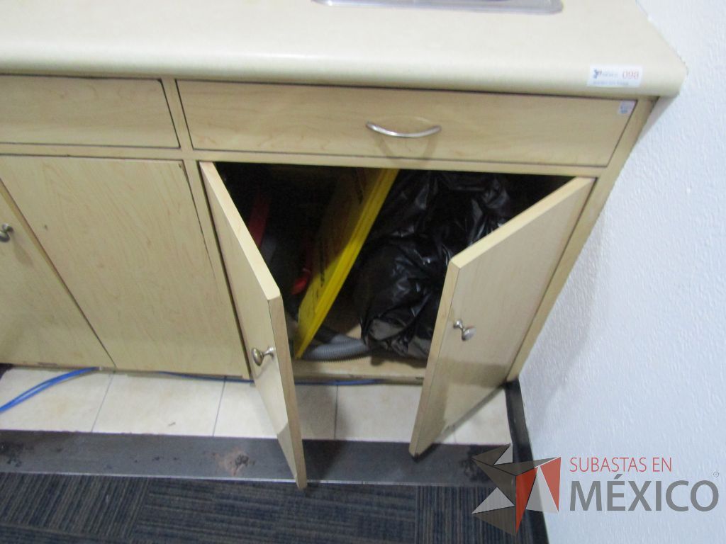 Lote 130 - Mueble con tarja, 4 puertas y 2 cajones. Alacena con 4 puertas - Imagen 8