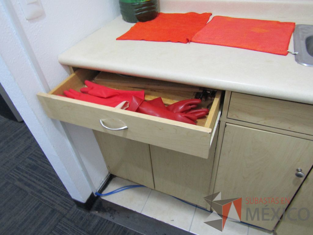 Lote 130 - Mueble con tarja, 4 puertas y 2 cajones. Alacena con 4 puertas - Imagen 13