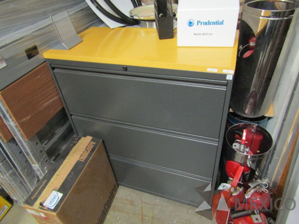 Lote 102 - Archivero horizontal de 3 cajones
