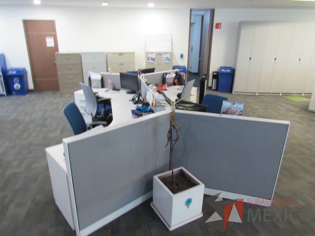Lote 029 - Estación de trabajo para 5 personas de mampara baja con 4 archiveros de pedestal de 3 cajones - Imagen 5