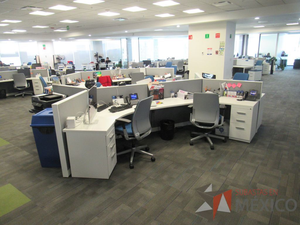 Lote 030 - Estación de trabajo para 5 personas de mampara baja con 5 archiveros metálicos de pedestal con 3 cajones - Imagen 5