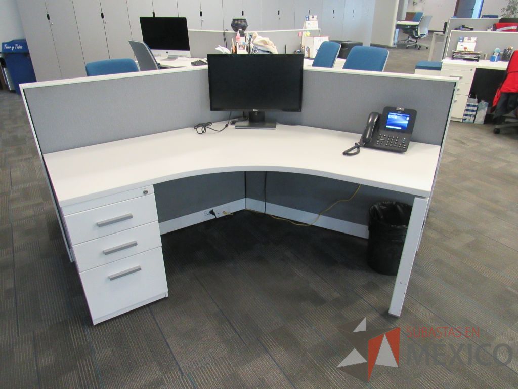Lote 030 - Estación de trabajo para 5 personas de mampara baja con 5 archiveros metálicos de pedestal con 3 cajones - Imagen 7