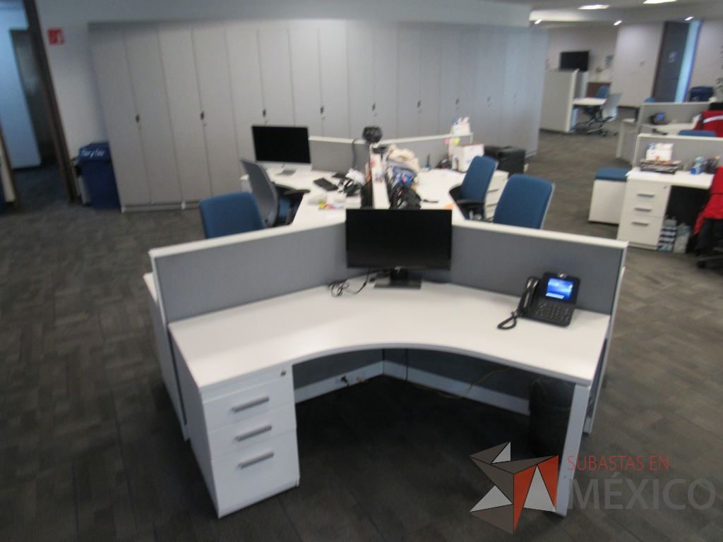 Lote 030 - Estación de trabajo para 5 personas de mampara baja con 5 archiveros metálicos de pedestal con 3 cajones - Imagen 9
