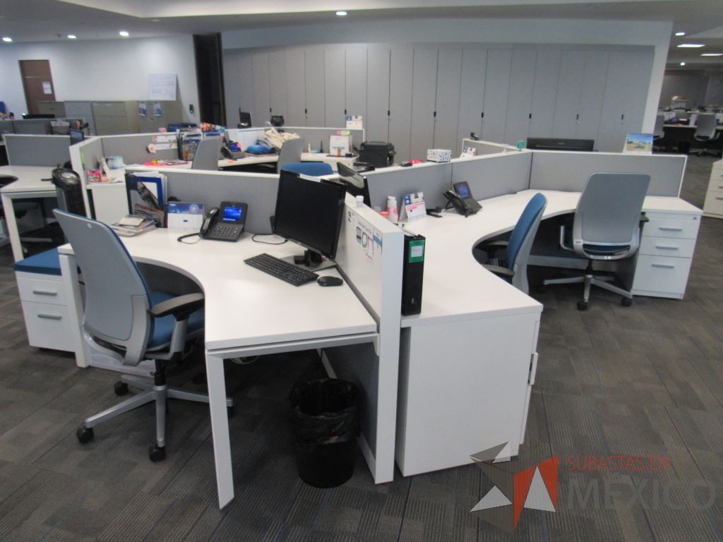Lote 066 - Estación de trabajo para 6 personas de mampara baja con 4 archiveros metálicos con 3 cajones - Imagen 3