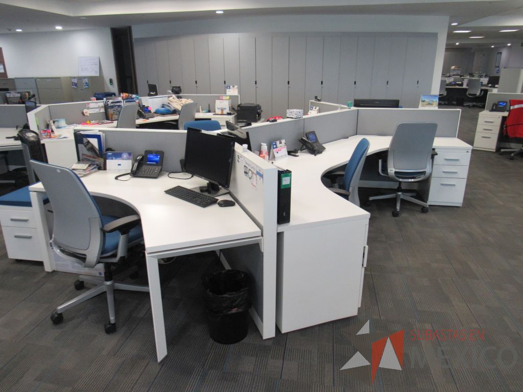 Lote 066 - Estación de trabajo para 6 personas de mampara baja con 4 archiveros metálicos con 3 cajones - Imagen 4