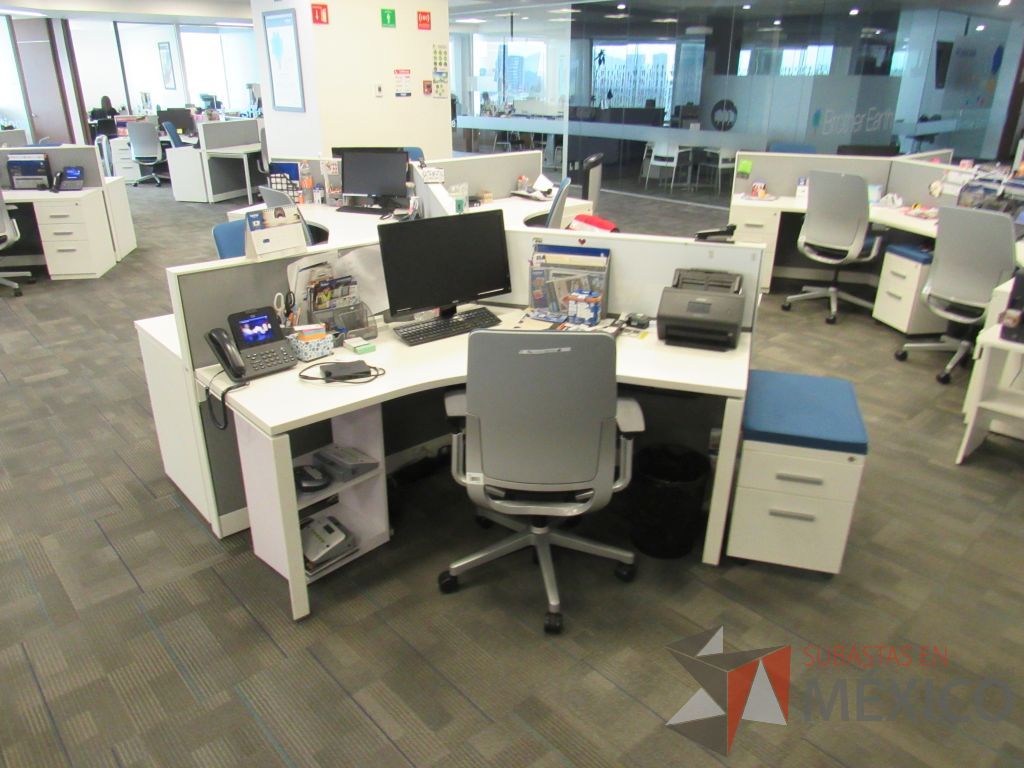Lote 066 - Estación de trabajo para 6 personas de mampara baja con 4 archiveros metálicos con 3 cajones - Imagen 6
